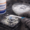 Non — n’utilisez pas de WD-40 pour nettoyer les bornes corrodées de batterie